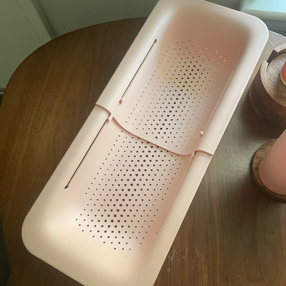 Expandable pink colander